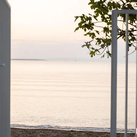 Sandy - Seafront & Luxury Holiday home *