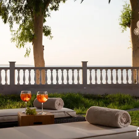 Sandy - Seafront & Luxury *