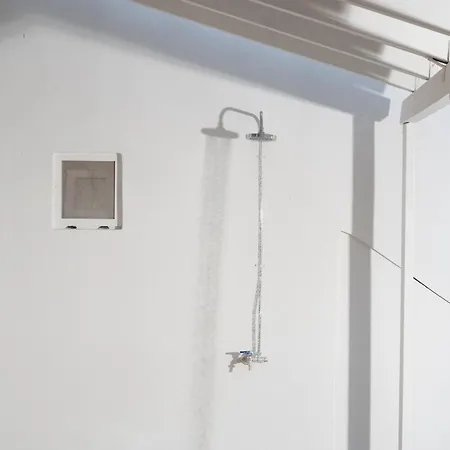 Sandy - Seafront & Luxury Chalkís