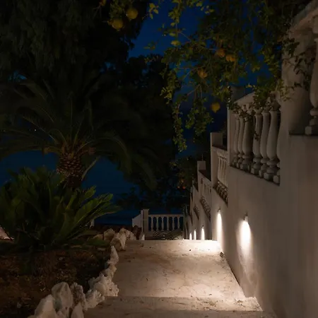 Sandy - Seafront & Luxury * Chalkís