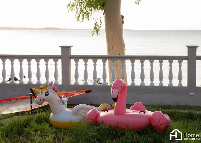 Sandy - Seafront & Luxury *